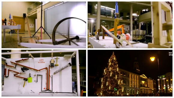 Rube-Goldberg-Maschine erleuchtet Weihnachtsbaum