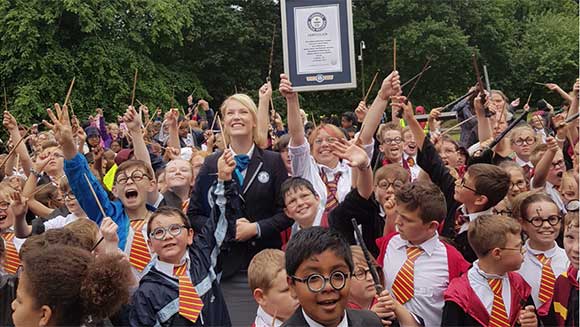 Hunderte Kinder verkleiden sich als Harry Potter zum 20. Jubiläum des begehrten Buches