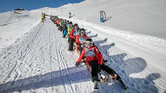Österreichisches Skigebiet veranstaltet Rekordversuch über die längste Rodlerkette