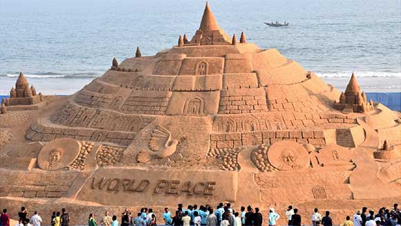 Indischer Künstler bricht Weltrekord nach Bau einer fast 15 Meter hohen Sandburg