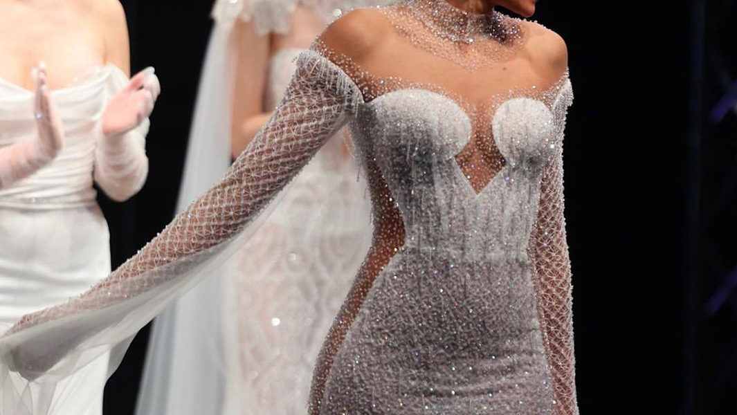Glitzerndes Hochzeitskleid mit über 50.000 Kristallen wurde in 200 Stunden genäht