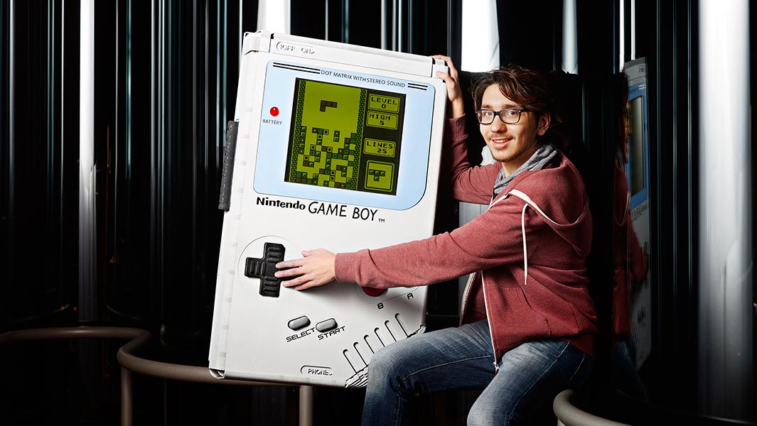 Video: Der weltgrößte Gameboy schafft es in die Guinness World Records Gamer's Edition