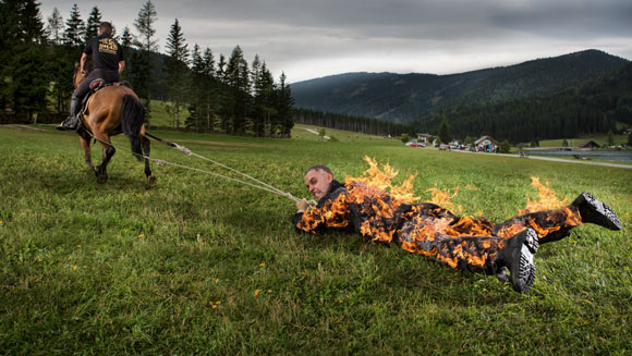 Video: Furchtloser Stuntman tritt entflammt in das Guinness World Records 2017 Buch ein