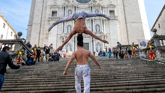 Vietnamesisches Zirkus-Duo bricht Rekord für die meisten Treppen, die mit einer Person auf dem Kopf erklommen wurden