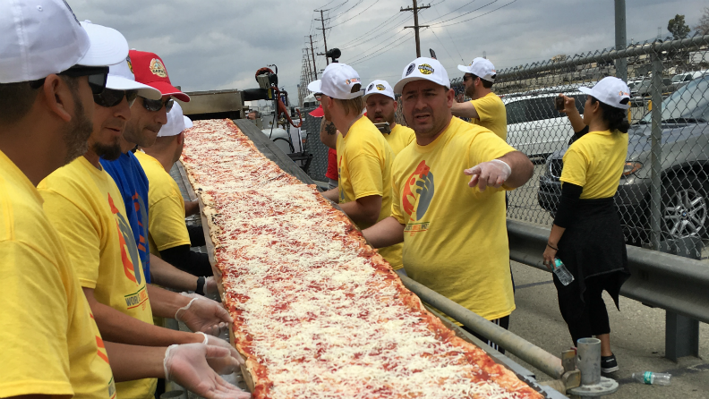 Mit einer Pizza von einer Meile Länge bricht Kalifornien den Weltrekord
