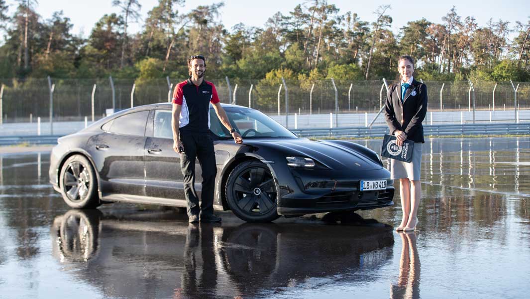 Elektrischer Porsche Taycan driftet mit Guinness World Records