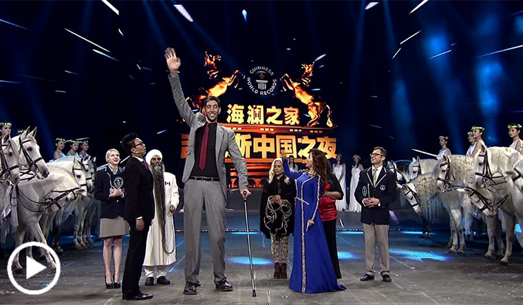 worlds tallest man next to adjudicators and horses